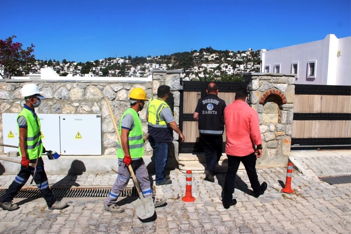 Belediye ekipleri, Yılmaz Özdil\'in villasında yıkım çalışmalarına başladı
