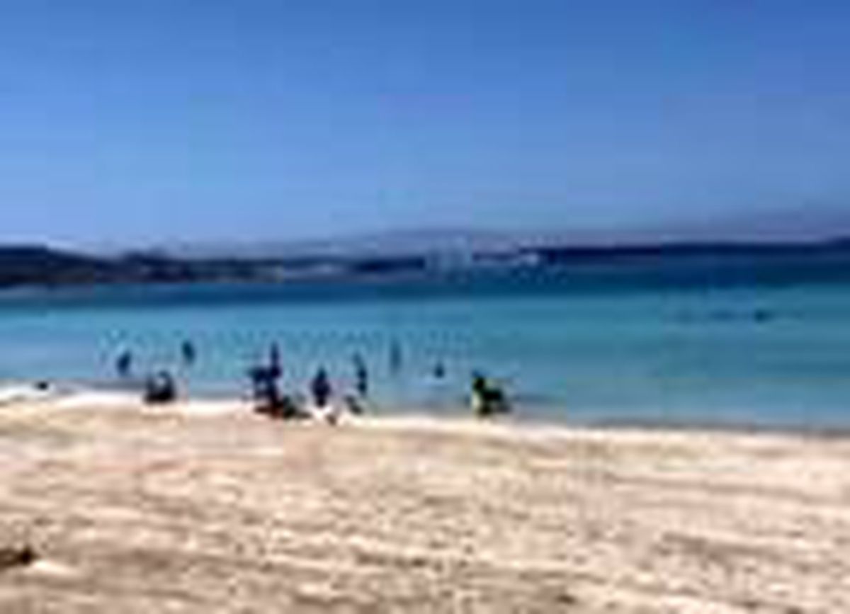 Çeşme\'de çocuklar 4 saatlik izinde denize girdi
