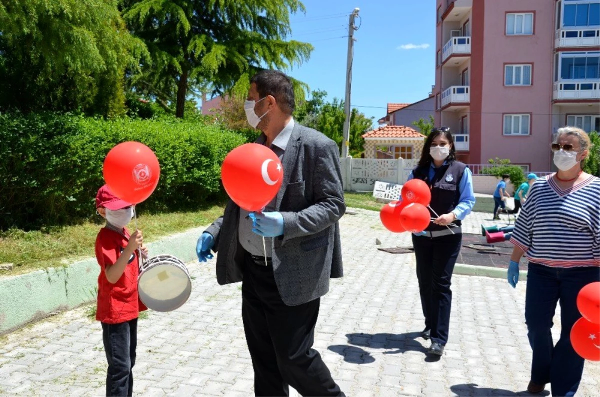 Demirci\'de çocuklara ay yıldızlı balon ve maske