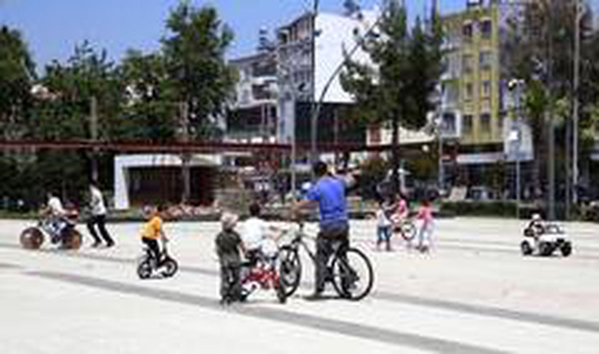 Döşemealtı\'nda çocuklar park ve meydanlara koştu