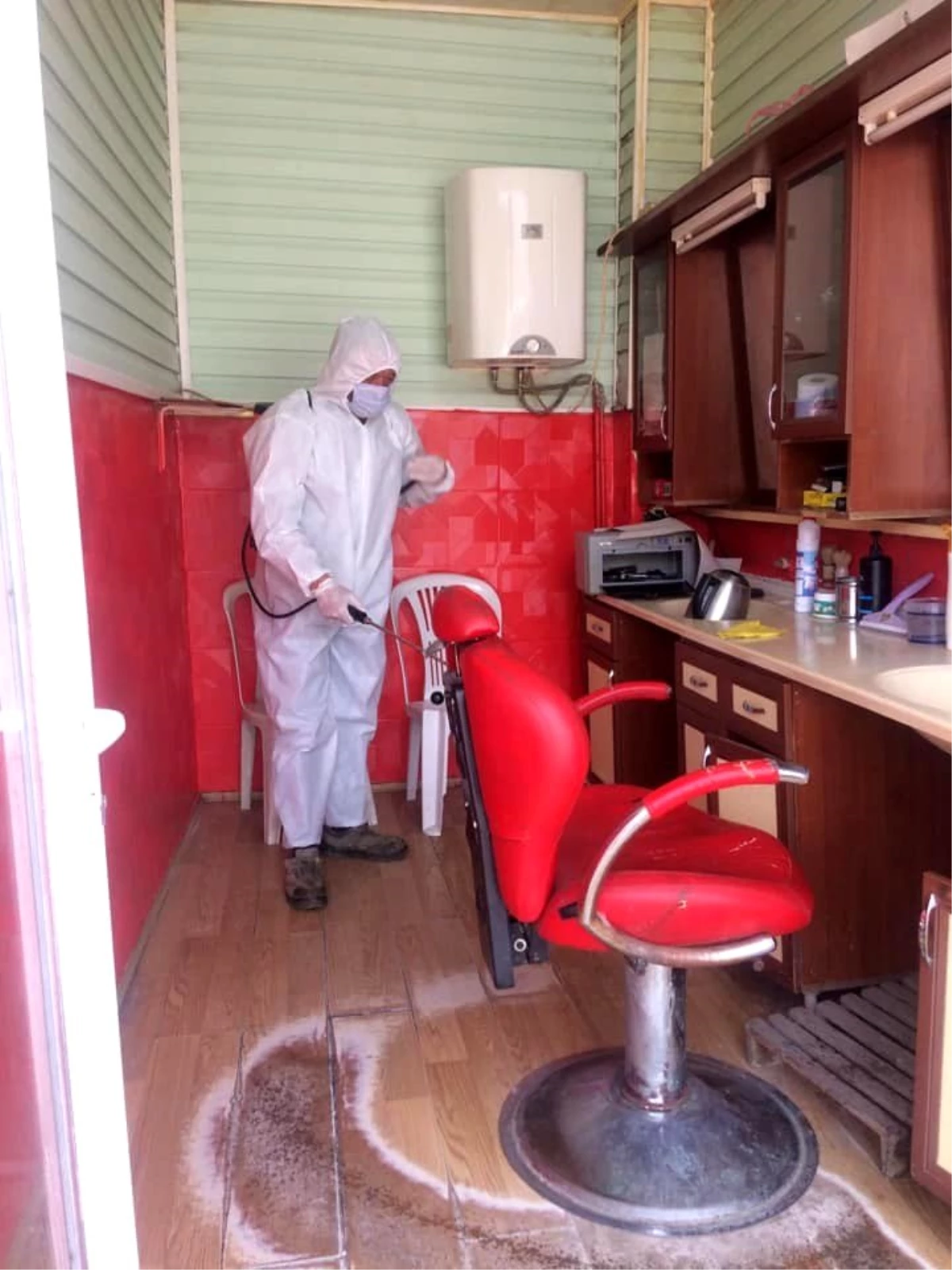 Dumlupınar\'da berber ve kuaför salonları dezenfekte edildi