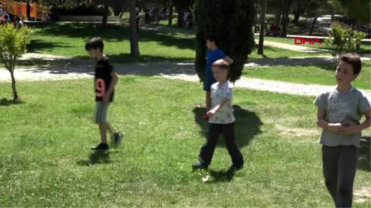İzmir\'deki parklarda çocuklar gönüllerince vakit geçirdi