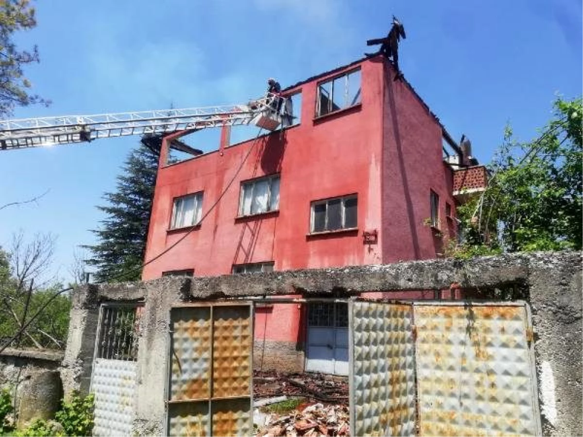 Karabük\'te tek katlı ev ile bir evin çatısı yandı