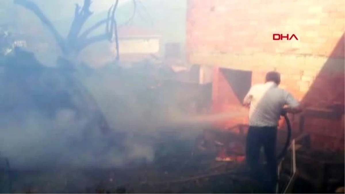 Karabük\'te tek katlı ev ile bir evin çatısı yandı