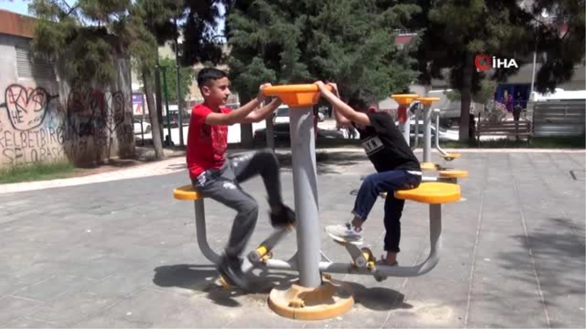 Kısıtlama kalktı, Kızıltepe\'de çocuklar parkların yolunu tuttu
