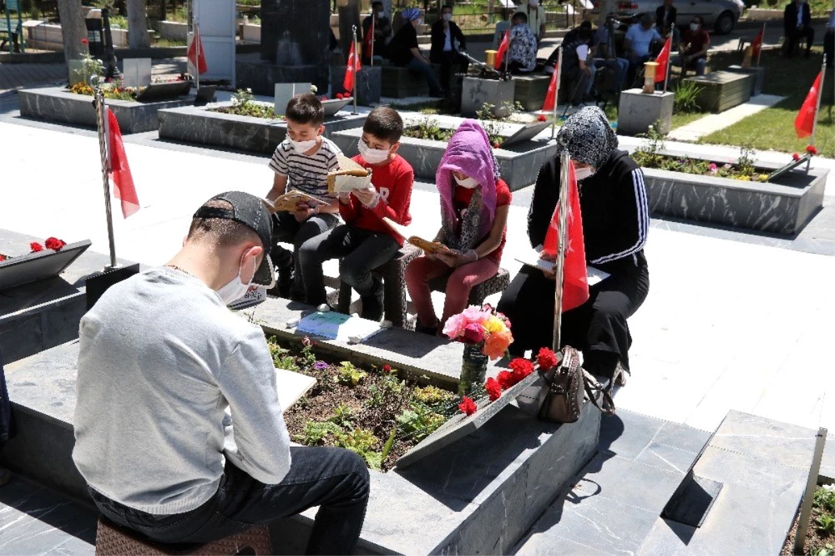 Maden faciasının yetimleri izinlerini babalarının mezarı başında geçirdi