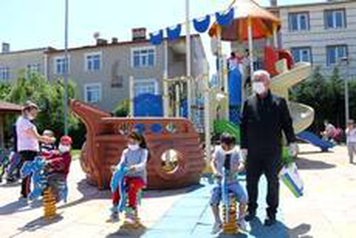 Parklar çocuk sesleri ile şenlendi
