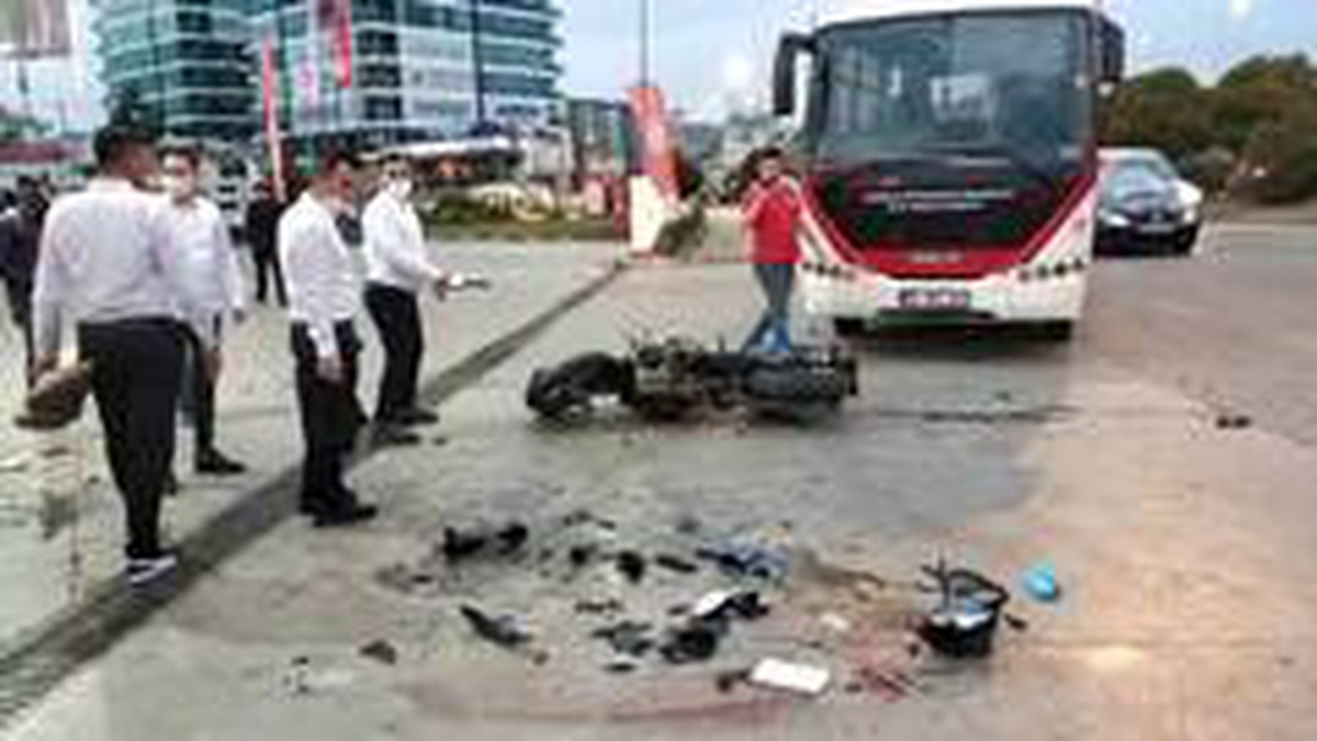 Samsun\'da halk otobüsü ile çarpışan motosikletteki gençler ağır yaralandı