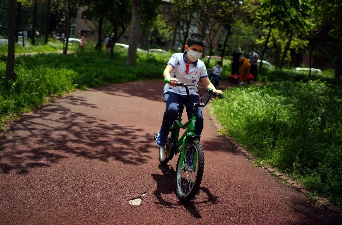 Zeytinburnu\'nda çocuklar parklara akın etti, yoğunluk havadan görüntülendi