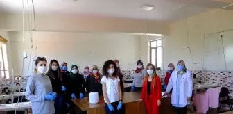 Aksaray'da gönüllü kursiyer ve kadınlar maske üretimi yapıyor