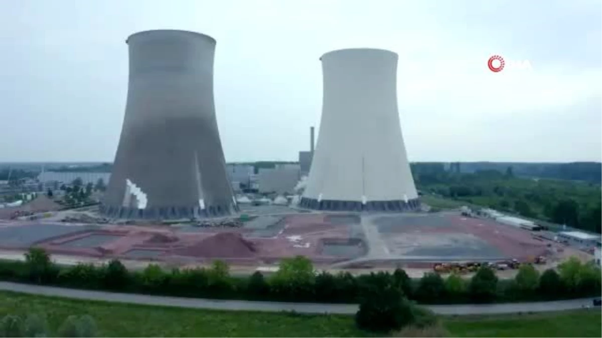 Almanya\'da nükleer santralin 150 metrelik soğutma kuleleri yıkıldı