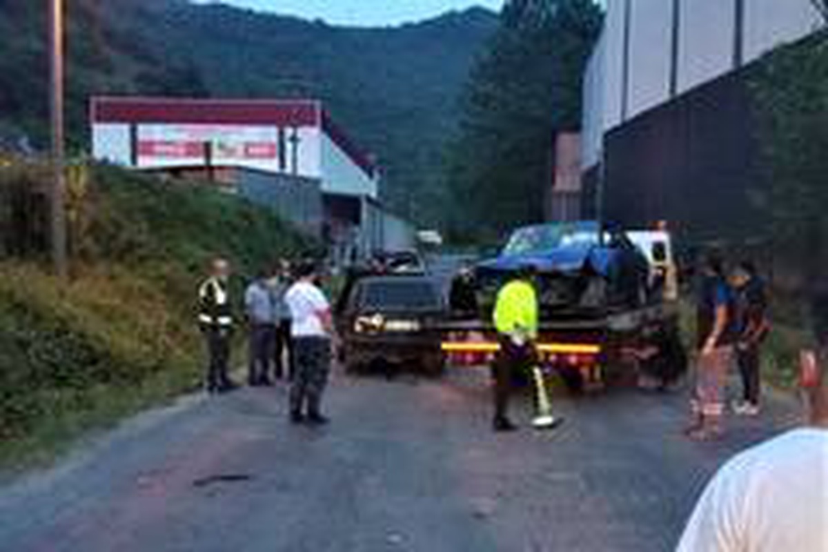 İki otomobil kafa kafaya çarpıştı: 2 yaralı