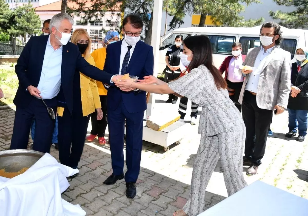 Isparta Belediye Başkanı Başdeğirmen, korona virüsten hayatını kaybedenler için helva dağıttı