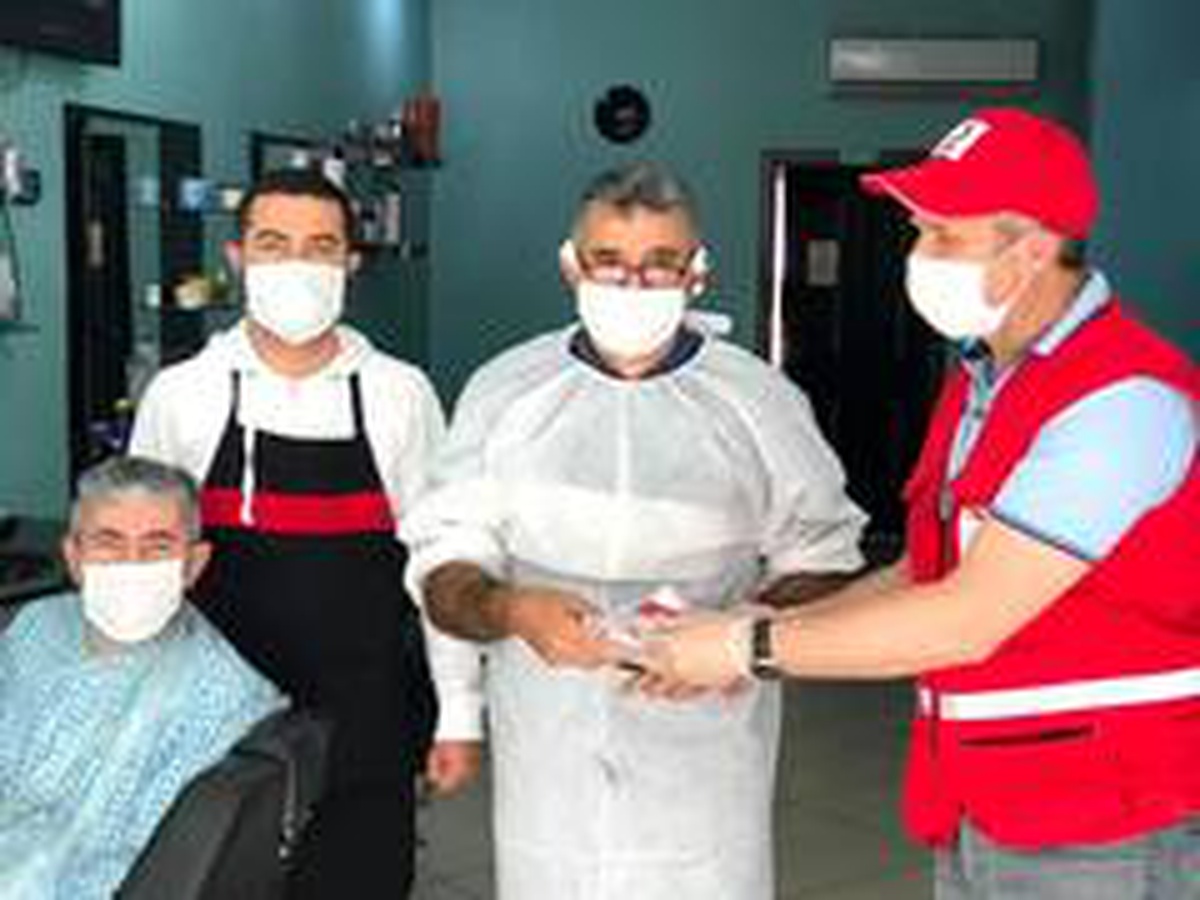 Kızılay berber ve kuaför salonlarına maske dağıttı