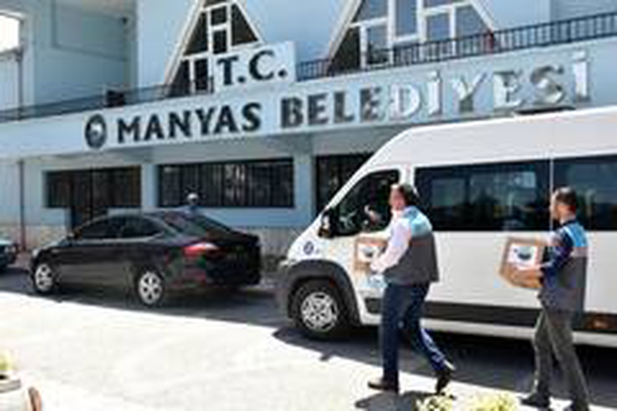 Manyas\'ta 700 aileye yardım kolisi verildi