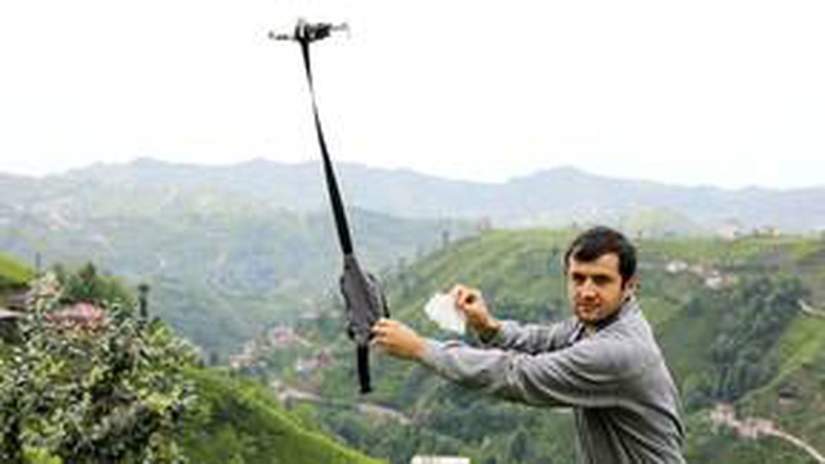 Muhtar, Köyde Drone ile Maske Dağıtıyor