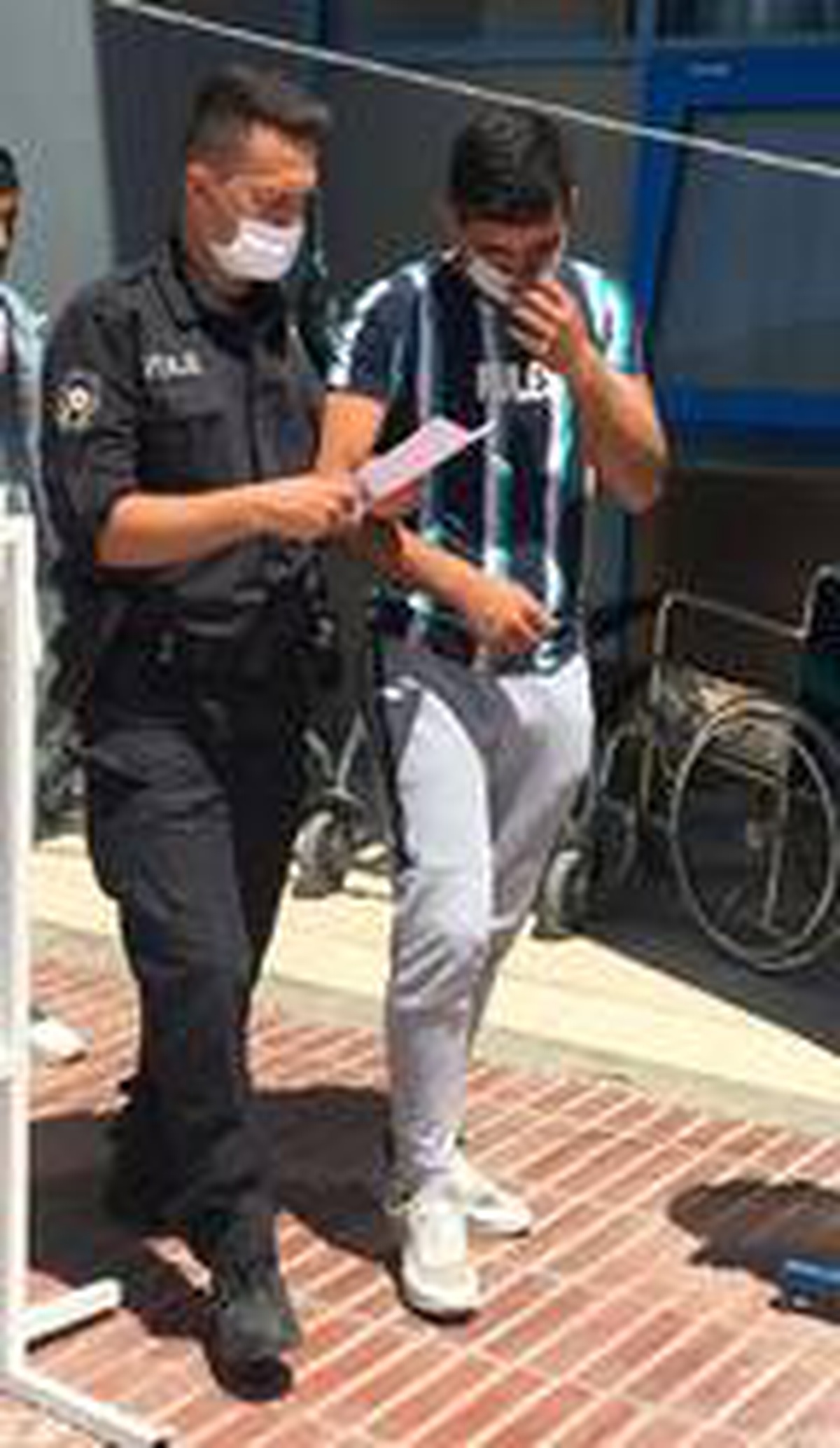 Sokağa çıkma yasağına uymayan 2 kardeş, motosikletle 2 polise çarptı