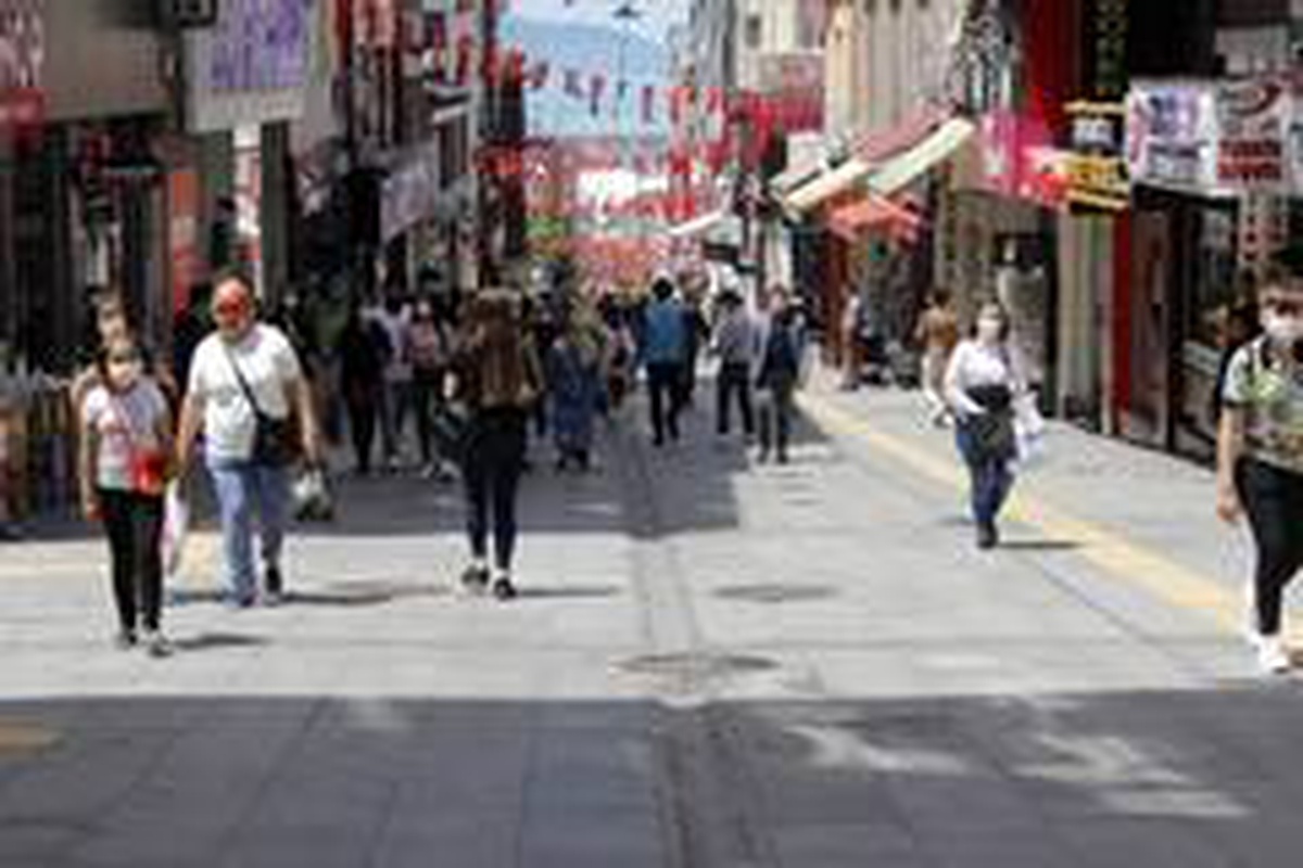 20 yaş ve altı gençler cadde ve sokakları doldurdular