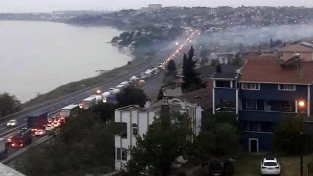4 günlük sokağa çıkma yasağı öncesinde Silivri Gümüşyaka'da kilometrelerce araç kuyruğu oluştu