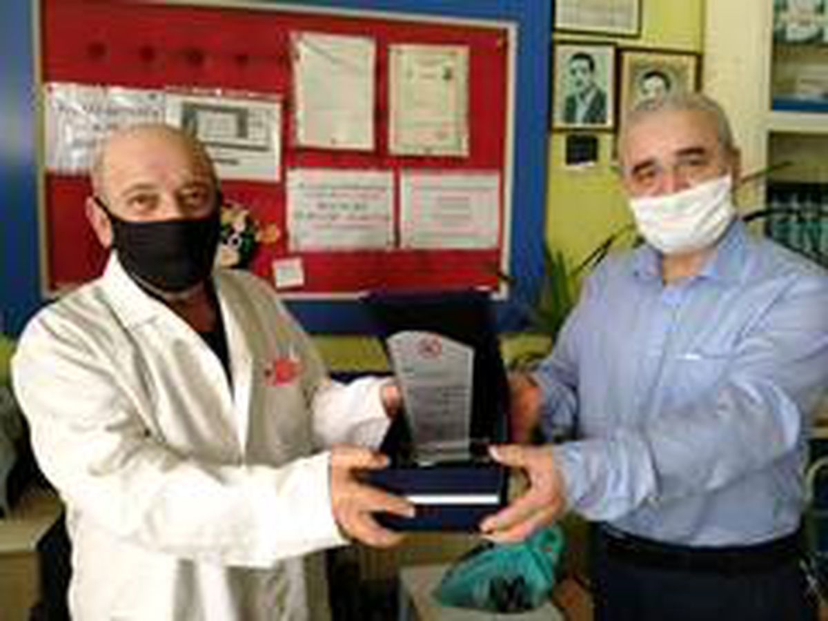 40 yılık eczacıya plaket