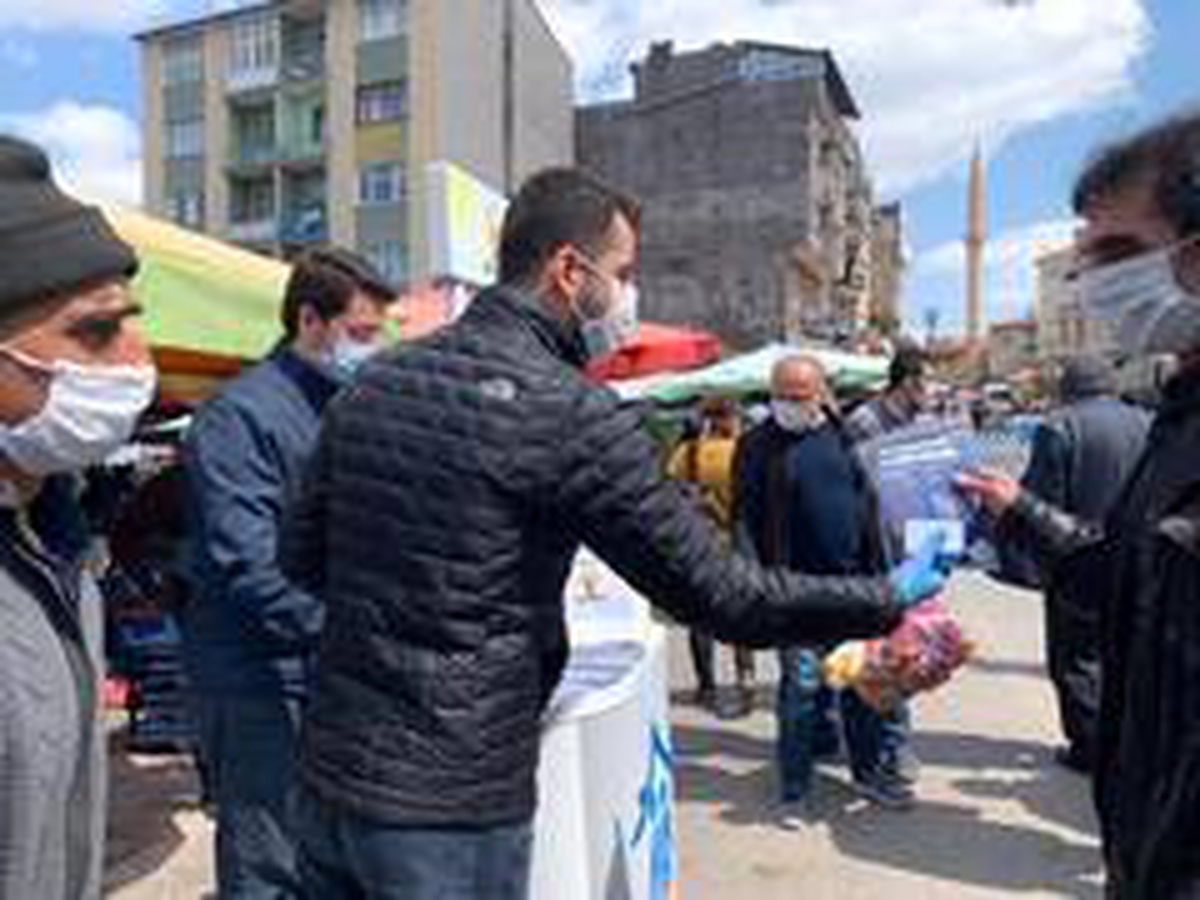 AK Parti Gençlik Kolları tarafından vatandaşlara maske dağıtıldı