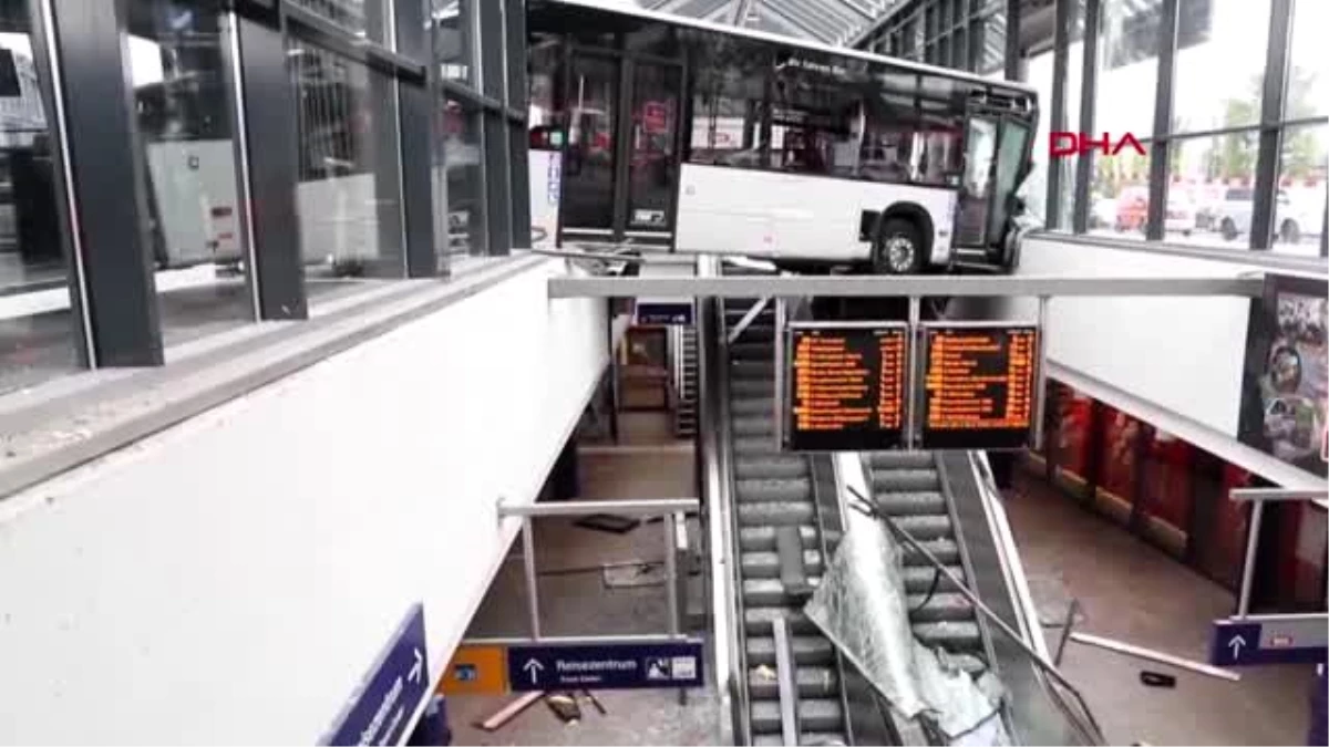 Almanya\'da hız yapan otobüs metro istasyonuna daldı