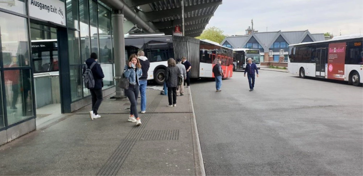 Almanya\'da otobüs, tren istasyonuna daldı: 2 yaralı