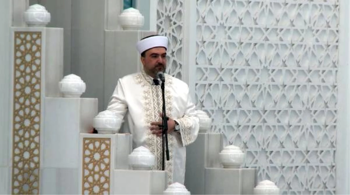 Cuma namazı, Ahmet Hamdi Akseki Camii\'nde kılındı