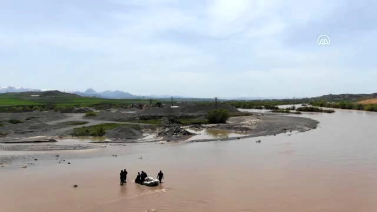 (DRONE) Aras Nehri\'nde sulara kapılan çobanın cansız bedenine ulaşıldı