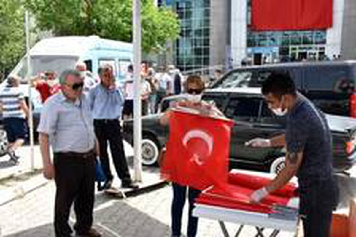 Edremit Belediyesi 10 bin bayrak dağıttı