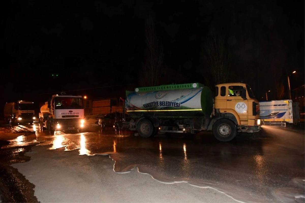 Erzurum\'da cadde ve sokaklar sabunlu suyla yıkanıyor