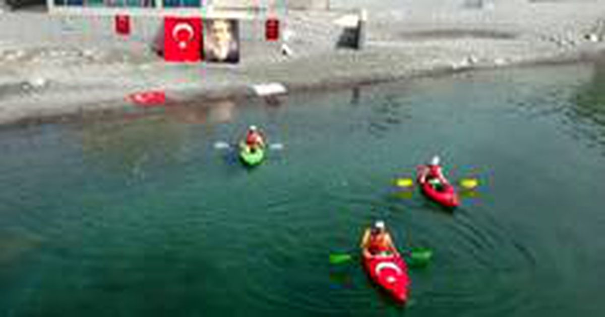 Kanolarla denize açılıp Türk bayrağı açtılar