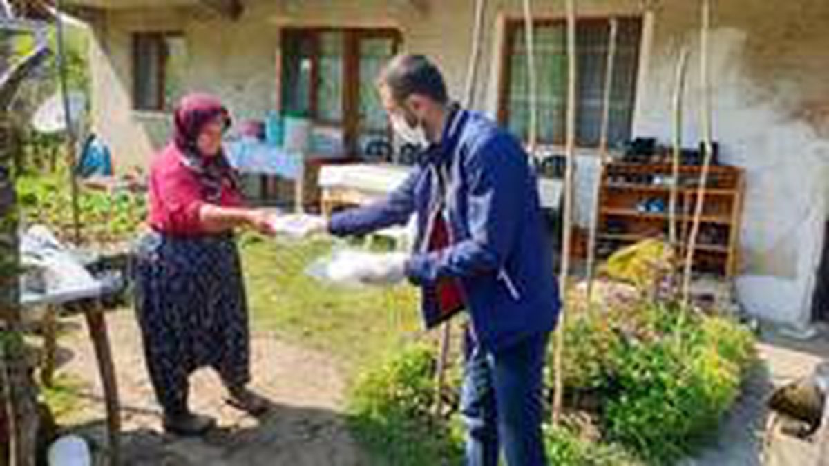 Kaynaşlı Belediyesi ev ev, kapı kapı 20 bin maske dağıtıldı