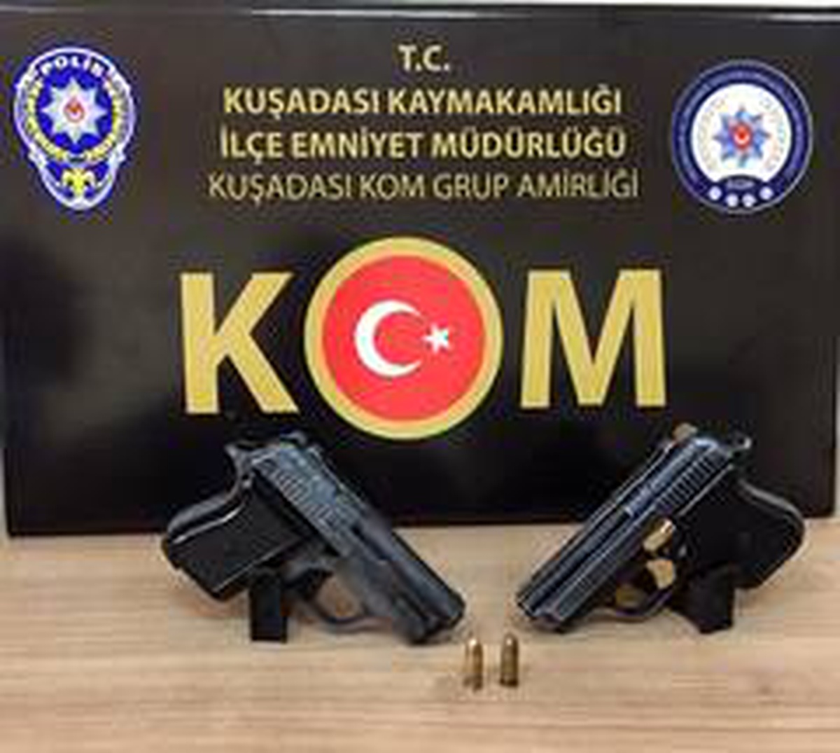Kuşadası\'nda şüpheli araçtan ruhsatsız silahlar çıktı