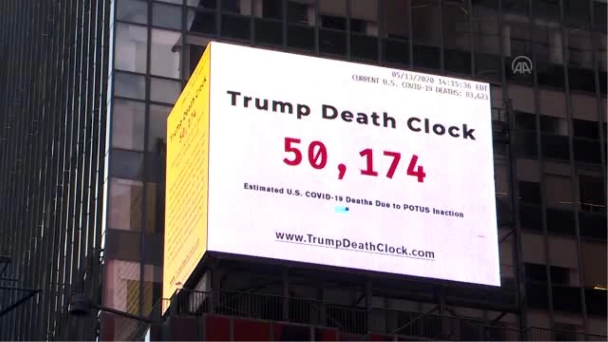 New York\'ta Times Meydanı\'na Kovid-19 ölümlerini sayan ve Trump\'ı sorumlu tutan pano asıldı