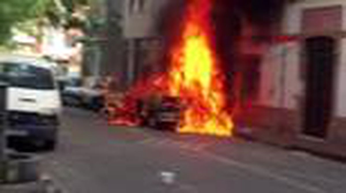 Otomobil alev alev yandı