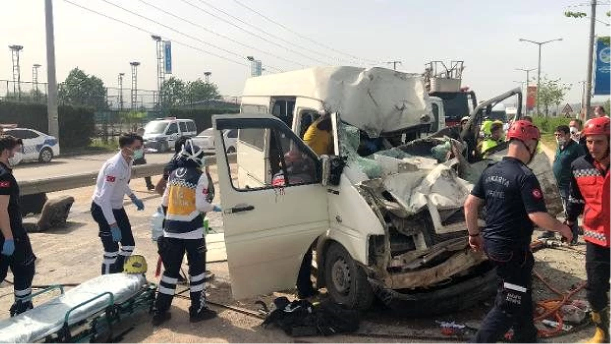 Refüjü aşan kamyonet işçi servisiyle çarpıştı: 5 yaralı