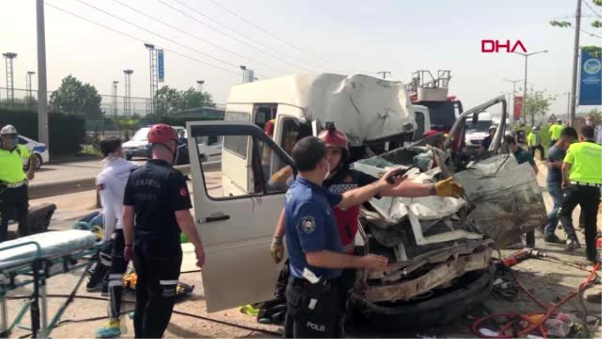 SAKARYA Refüjü aşan kamyonet işçi servisine çarptı: 5 yaralı