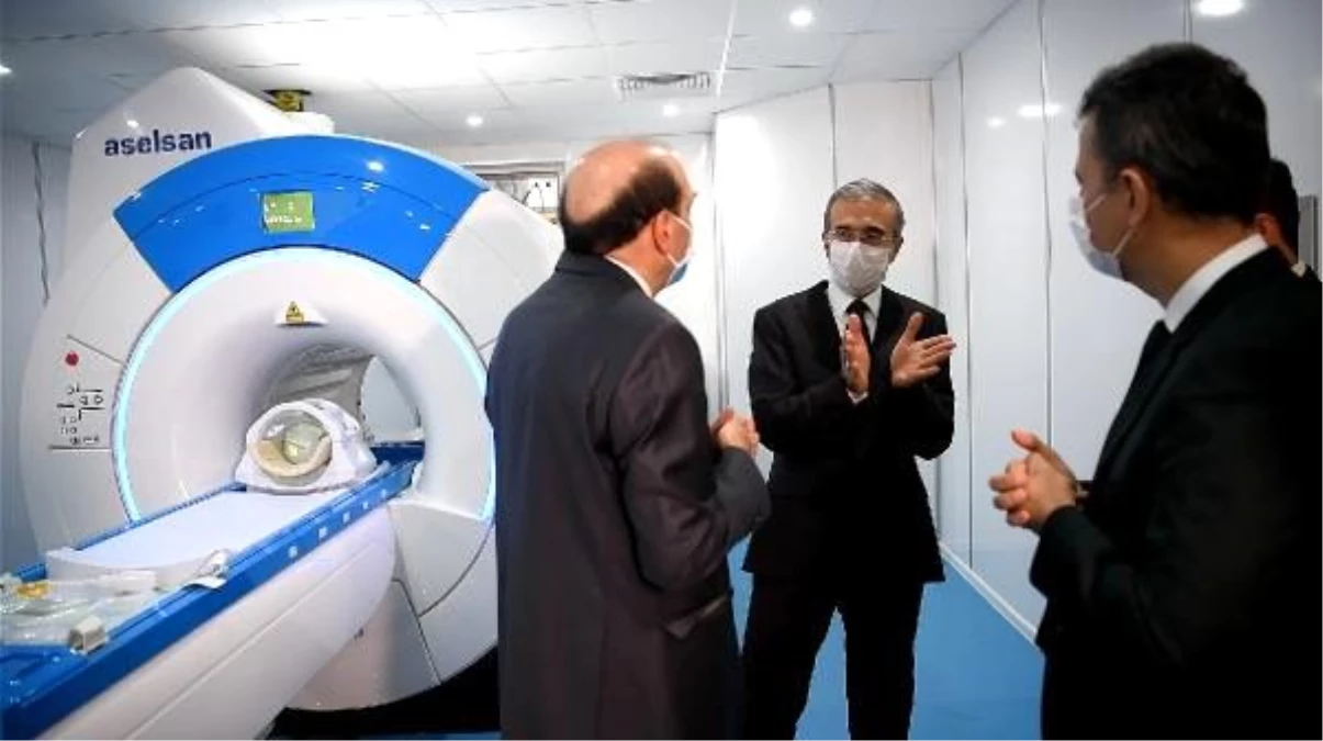 Savunma Sanayii Başkanı Demir, ilk yerli MR cihazını inceledi