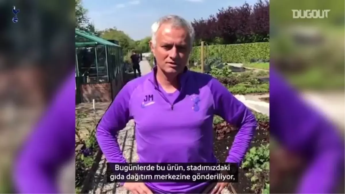 Teknik Direktör Jose Mourinho, Taze Sebze Ve Meyve Dağıtımına Yardım Ediyor