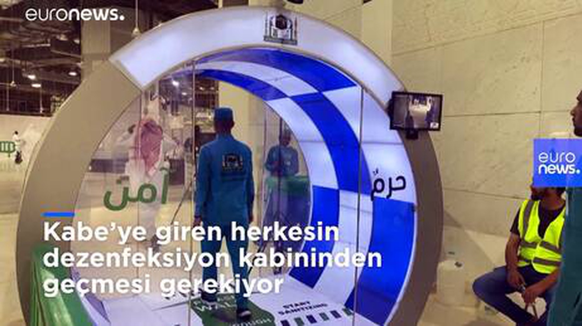 Video | Kabe\'de teravih namazı için Covid-19\'a karşı dezenfeksiyon kabini