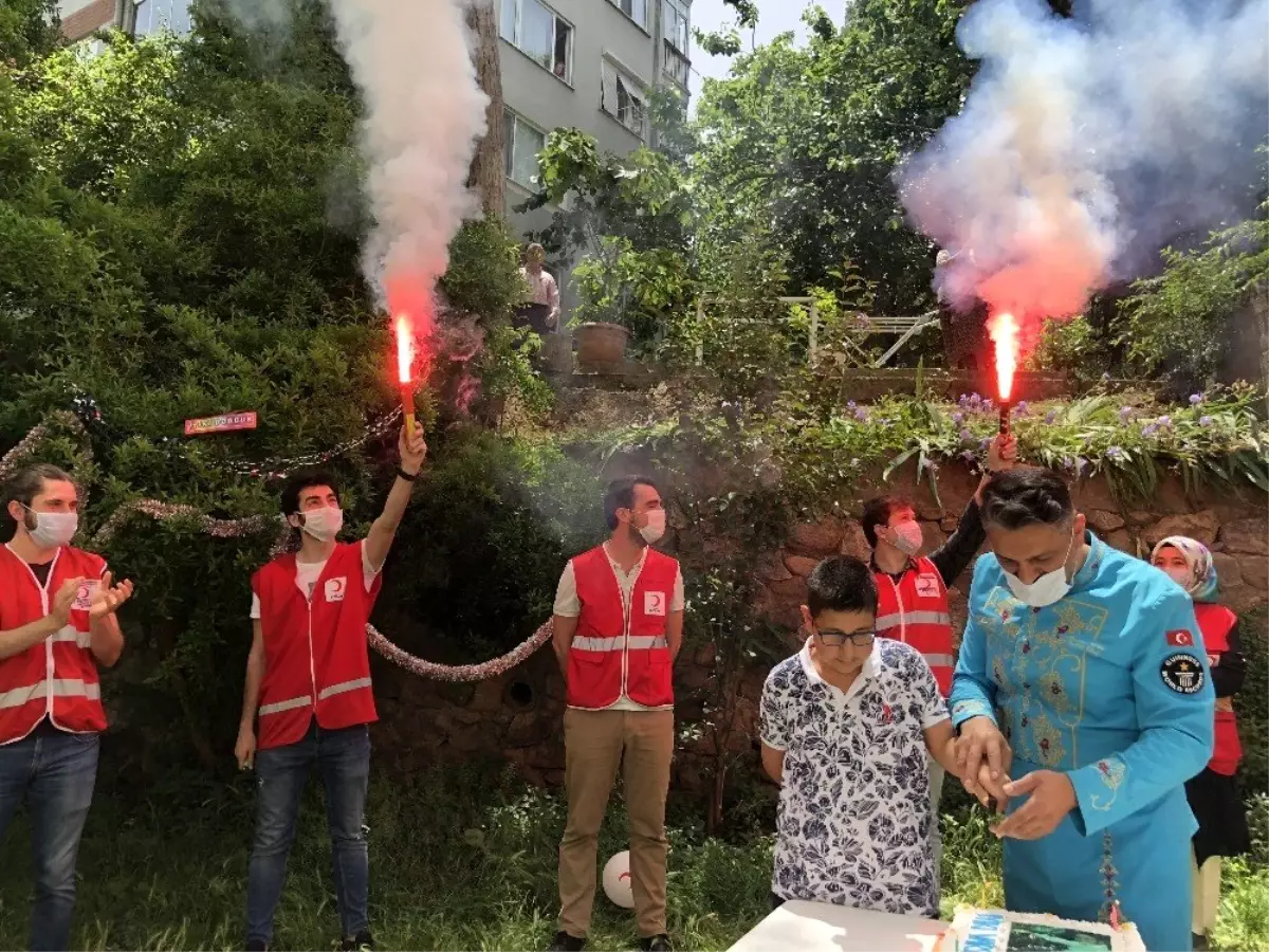 19 yaşına giren lowe sendromlu Turgay\'a sürpriz doğum günü