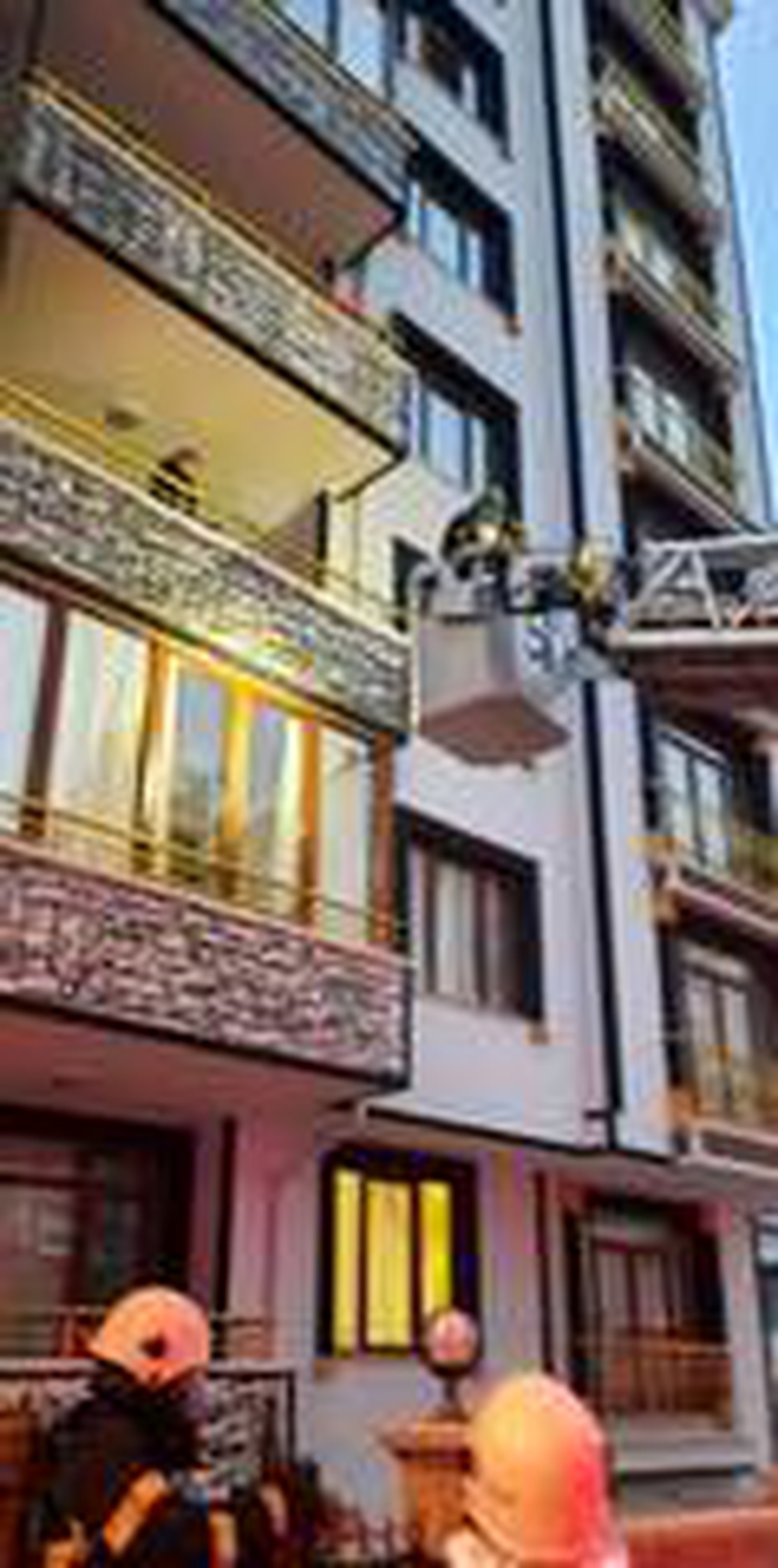 Apartmanda çıkan yangında vatandaşları itfaiye ekipleri kurtardı