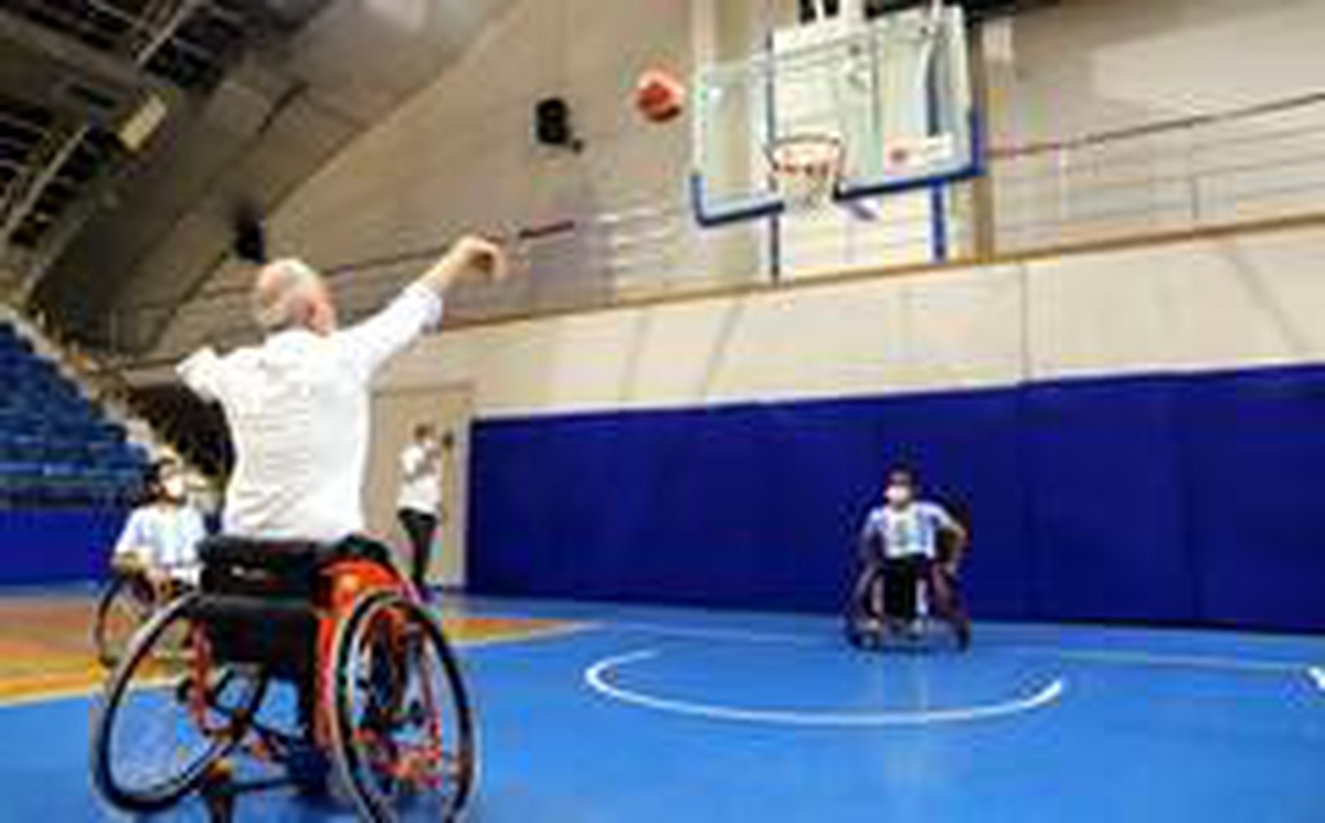 Başkan Gültak, engelli sporcularla tekerlekli sandalyede potaya basket attı