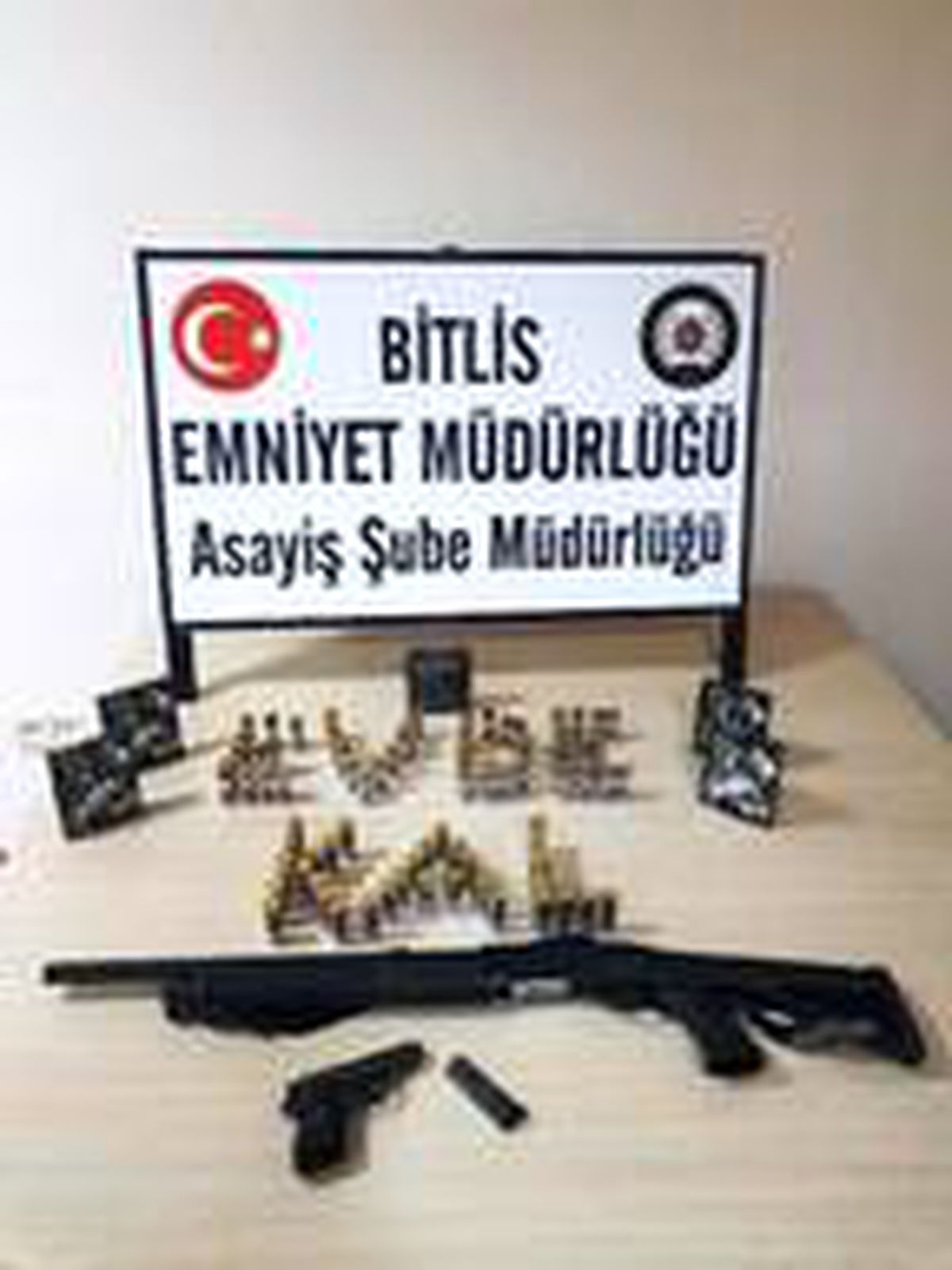 Bitlis\'te silah kaçakçılarına operasyon: 8 gözaltı