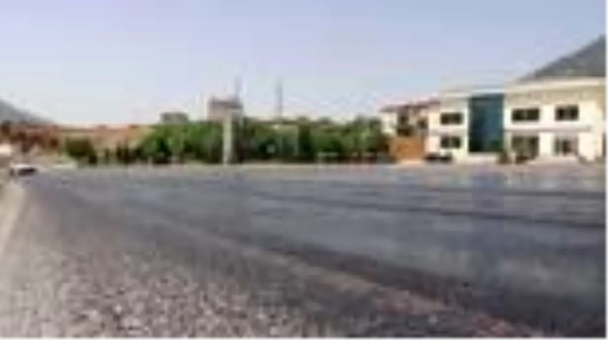 Denizli\'de sıcak hava asfaltı eritti