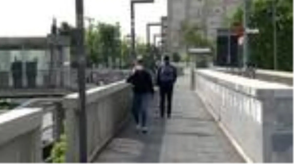 Kısıtlamanın ilk gününde yollar ve duraklar boş kaldı