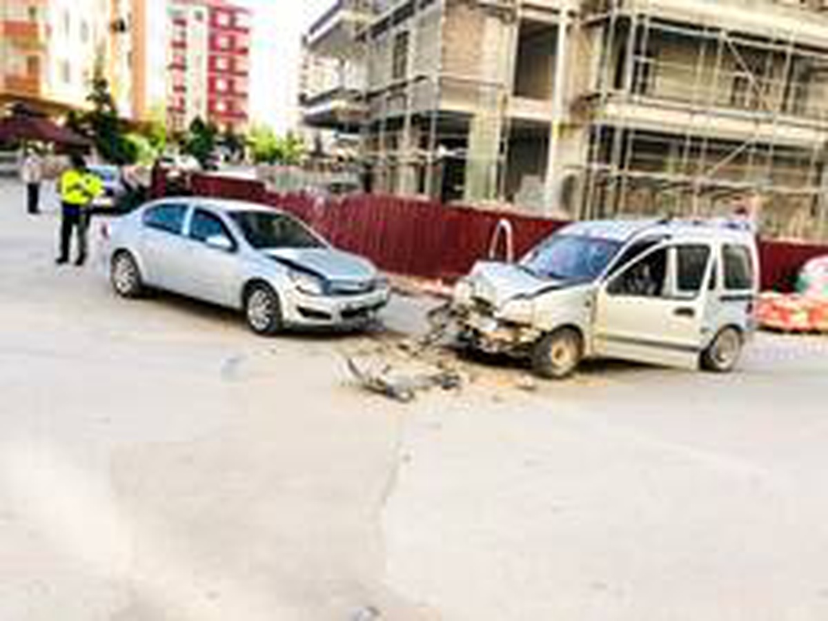 Konya\'da iki otomobil çarpıştı: 3 yaralı