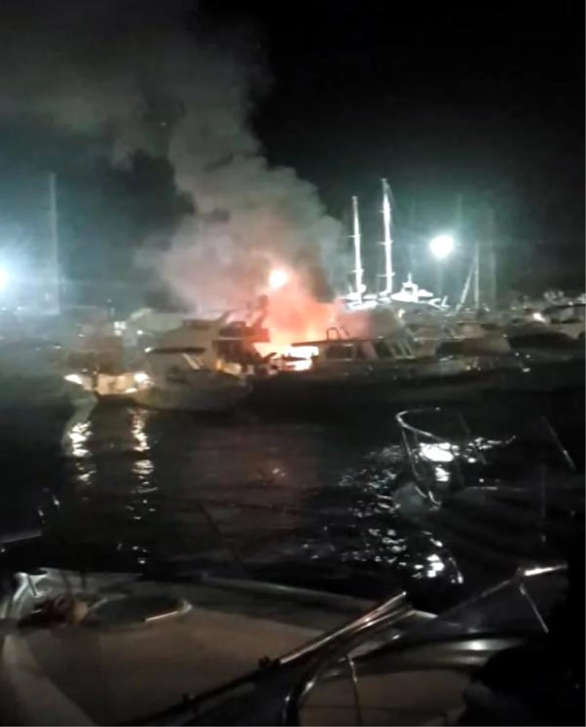 Marinada demirli teknede çıkan yangın korkuttu