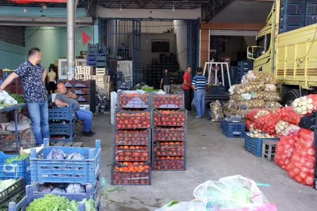 Hallerde dip yapan fiyatlar marketlerde fırlayınca, komisyoncular bakanlıktan tanzim satış istedi